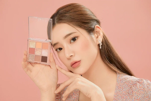 Палетка теней для век с глиттерами Glitterpedia Eye Palette N°3 All of Coralpink