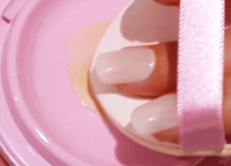 Увлажняющий кушон с глянцевым финишем Don't Touch Glass Pink Cushion 23W WITH CARE